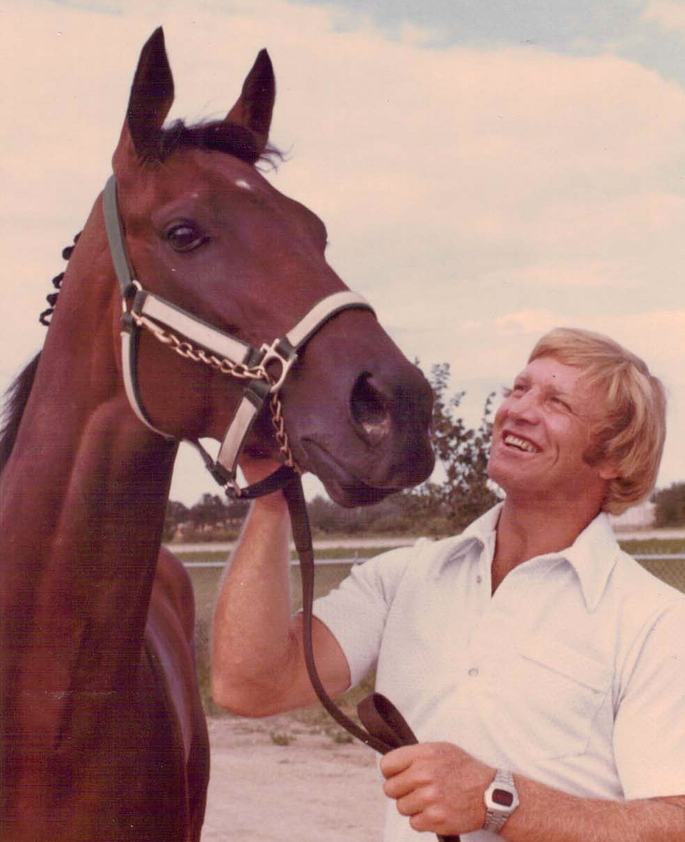 1975 Manitoba Derby winner L'Enjoleur and Bobby Hull.